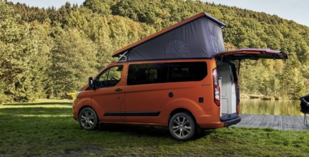 Ford Nugget mit geöffneter Heckklappe