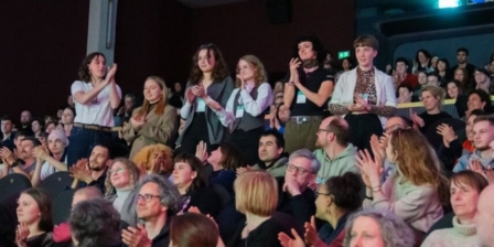 Jury und Publikum in einem Kinosaal des Filmfest Dresden