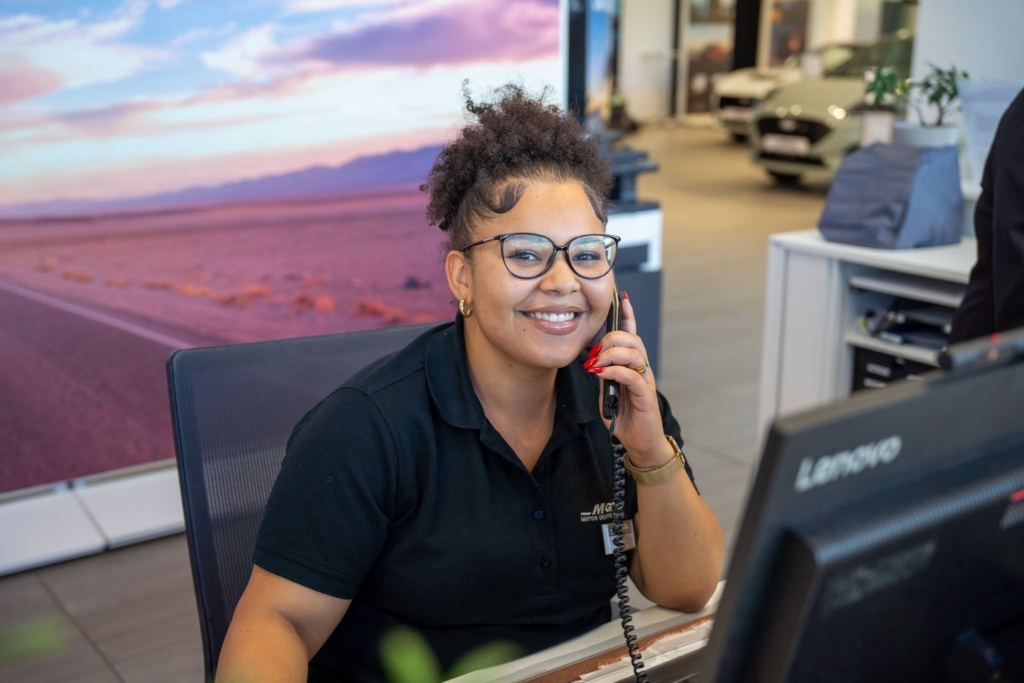 Telefonierende Mitarbeiterin