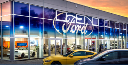 Ford Store der MGS Motor Gruppe Sachsen bei Sonnenuntergang