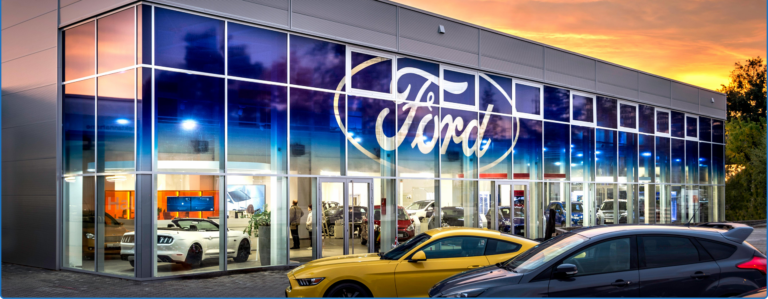 Ford Store der MGS Motor Gruppe Sachsen bei Sonnenuntergang