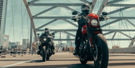 Zwei Motorräder der Marke Harley Davidson in Fahrt