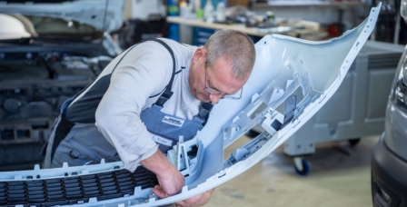 Karosseriebauer bei der Arbeit