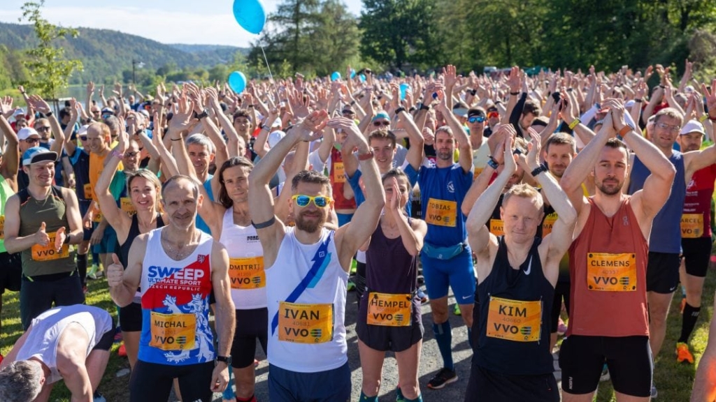 Jubelnde Läufer nach dem Zieleinlauf