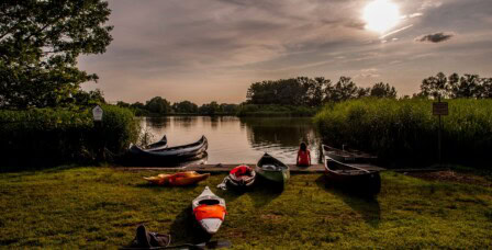 Kanus am See im Sonnenaufgang