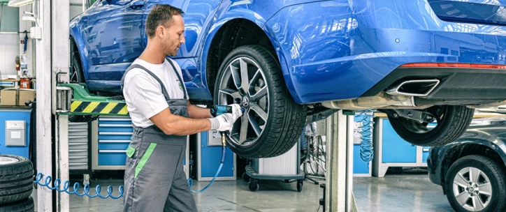 Ein Skoda Mitarbeiter bei der Reparatur