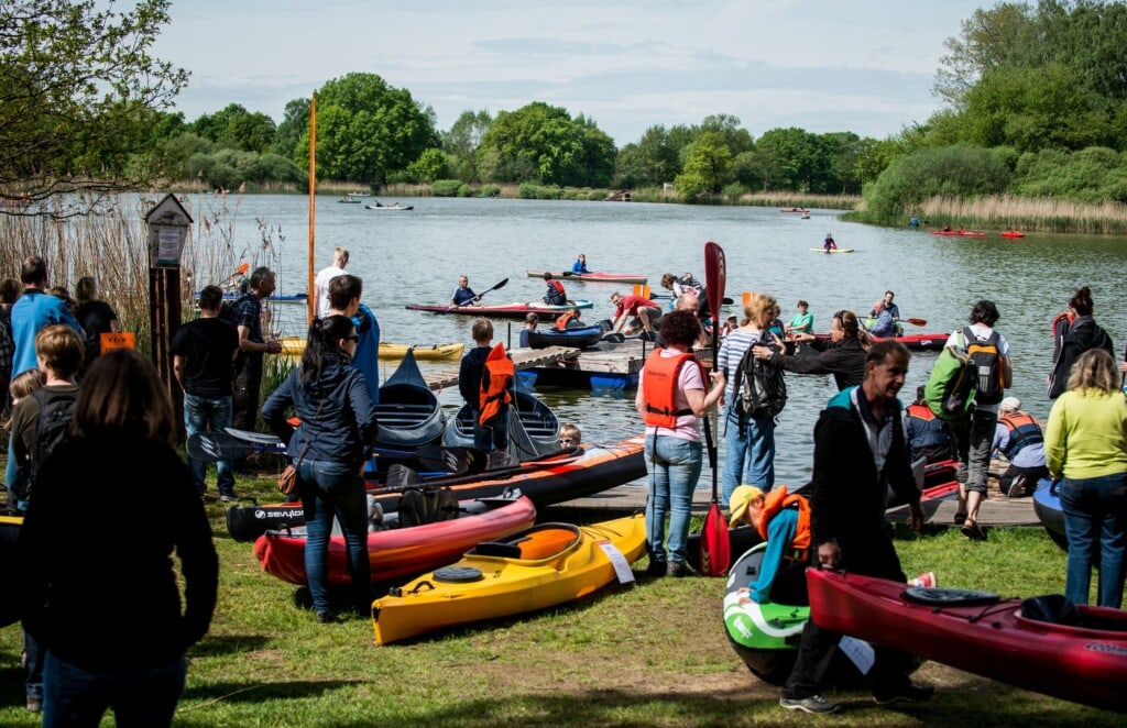 Kanus am See, viele Menschen