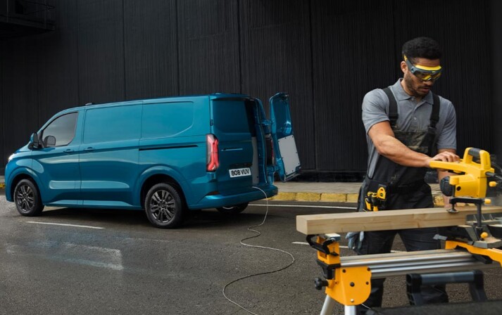 Ford Transit mit arbeitender Person