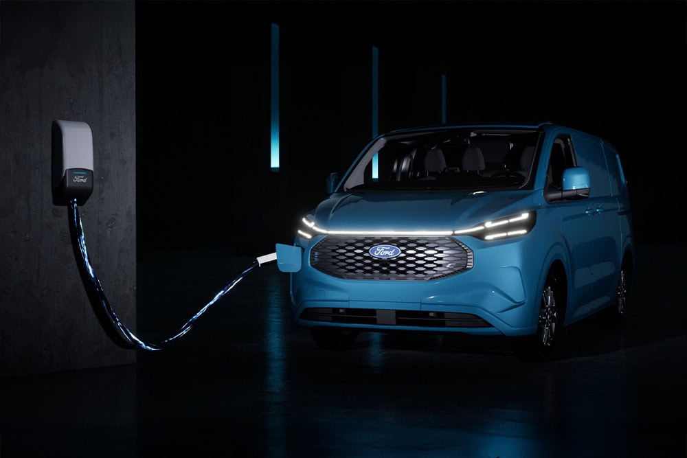 Ford E-Tourneo an der Ladesäule