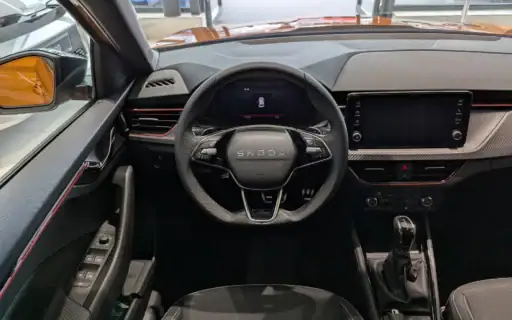 Skoda Kamiq Monte Carlo Lenkrad und Infotainment