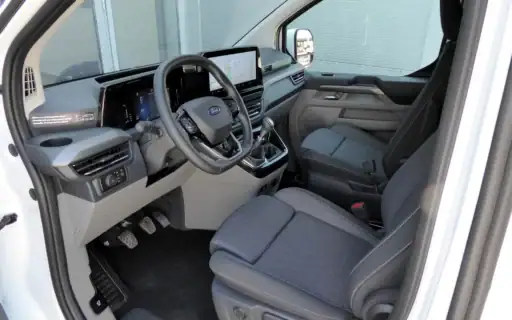 Ford Nugget Blick auf Lenkrad und Navigationsgerät