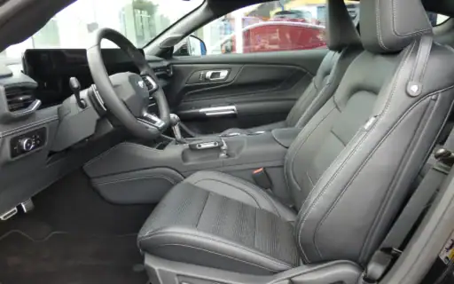 Ford Mustang V8 Fahrersitz und Lenkrad