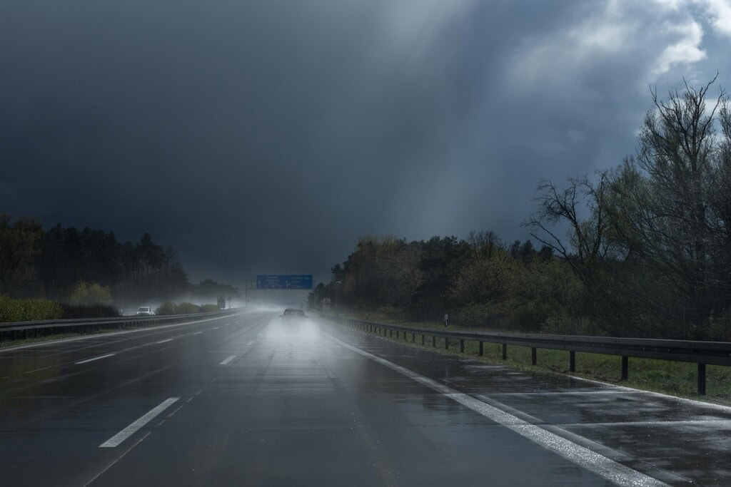 Auf der Autobahn bei Gewitter und Regen