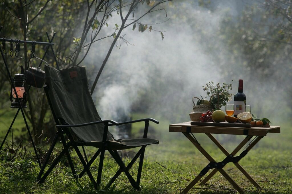 Campingstühle in der Natur an einem gedeckten Tisch