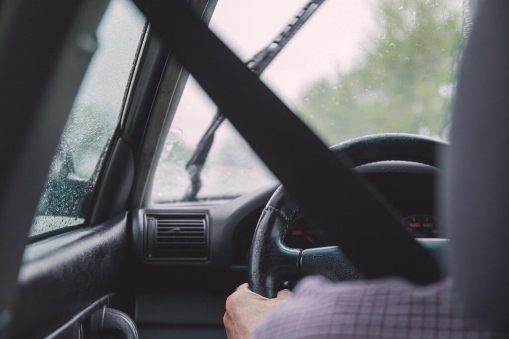 Autofahrer bei Regen