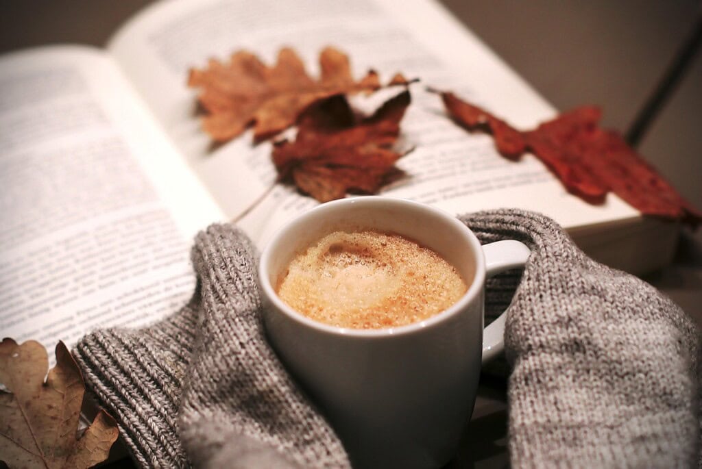 Warmer Kakao zum Buchlesen im Herbst