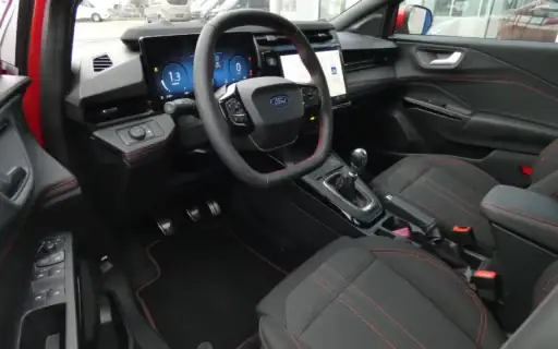 Ford Puma ST-Line Einstieg fahrerseitig, Stoffsitze mit roten Akzenten, BLick auf Lenkrad, Infotainment und digitalen Tachografen
