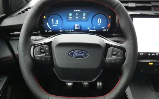 Ford Puma ST-Line Blick auf sportliches Lenkrad mit digitalem Tacho