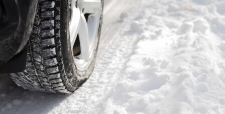 Autoreifen im Schnee
