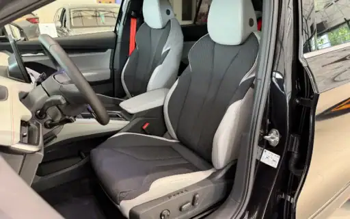 Skoda Elroq 85 schwarz Fahrersitz