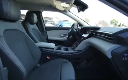Ford Explorer premium Blick vom Beifahrersitz auf die Fahrerseite