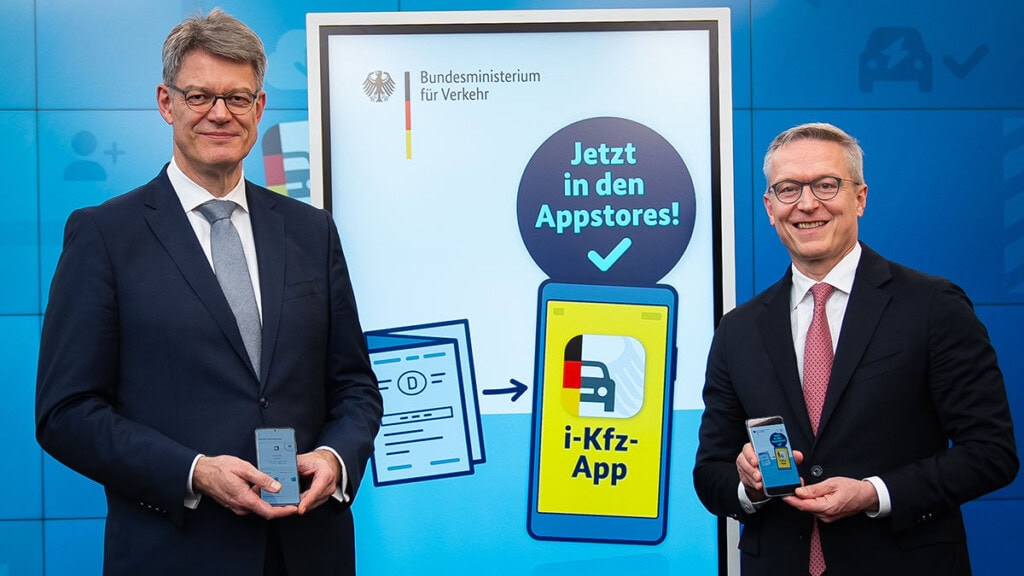 Patrick Schnieder und Dr. Karsten Wildberge mit der neuen i-Kfz-App